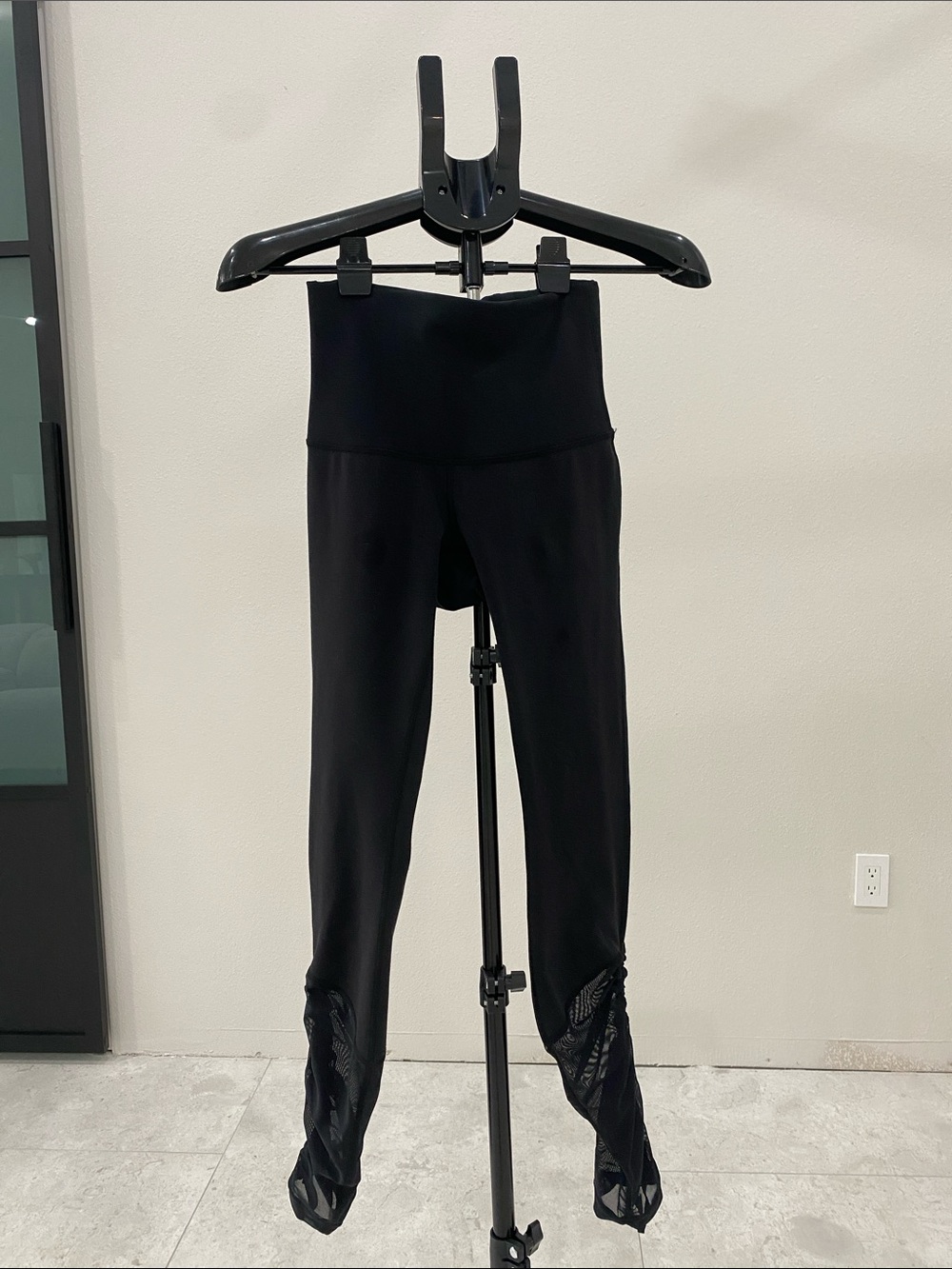Luulemon High-Waist Black Women’s Leggings with Mesh Detail. EUC. Sz 6